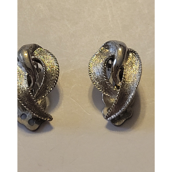 Vintage Kramer Clip On Earrings Silver Tone Unique Classic Fashion Jewelry - Picture 2 of 7